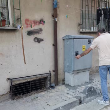 Eyalet Sokakta Bedaş Çalışması Sonrası Elektrik Trafo Yerleşimi Tehlikeli Ve Taşıma Talebi