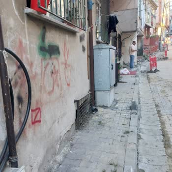 Eyalet Sokakta Bedaş Çalışması Sonrası Elektrik Trafo Yerleşimi Tehlikeli Ve Taşıma Talebi