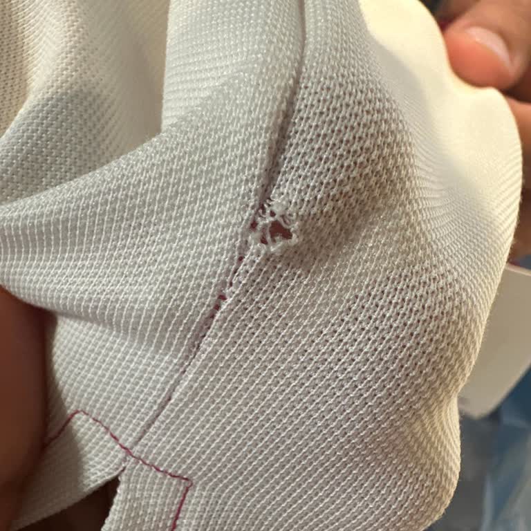 Alarmı Sökme Sırasında Çalışanın Tişörtü Yırtması Ve İade Reddi