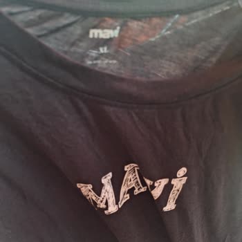 Mavi T-Shirt'in İnceliği Ve Şeffaflığı Kabul Edilemez