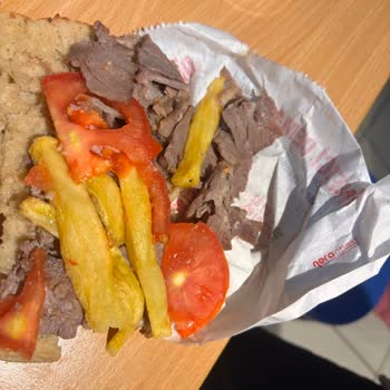 Dönerci Cemal (Ataşehir) Gelen Döner Hem Soğuktu Hem de Belirgin Şekilde Pişmemişti