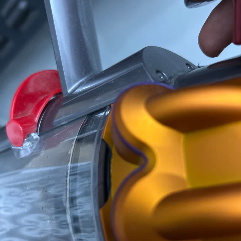 Dyson V15 Süpürge Arızalı Ve Kırık Halde Teslim Edildi, Değişim Talebi