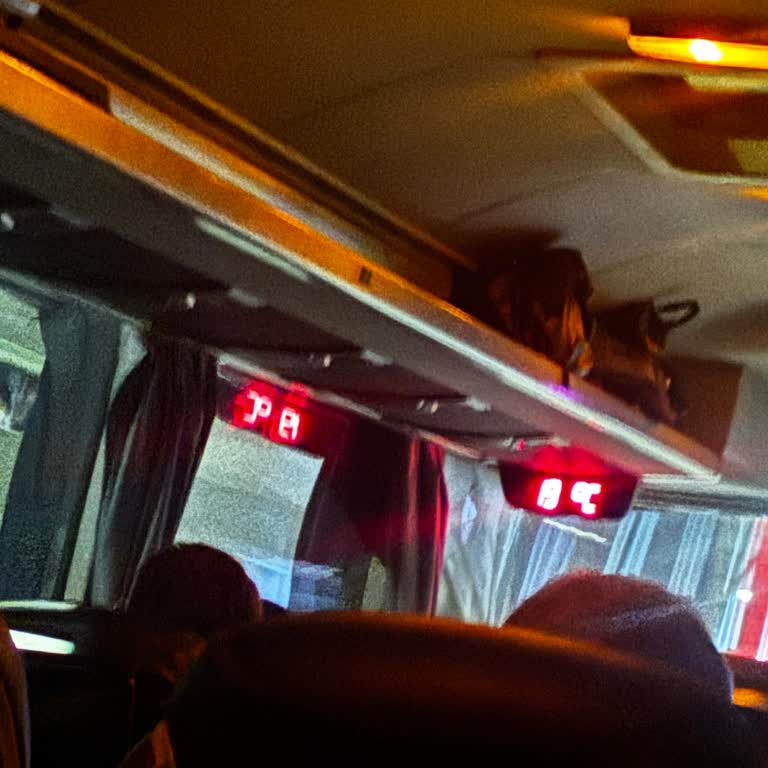 Soğuk Otobüste Uzun Gece Yolculuğu Ve Isıtma Talebi