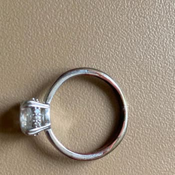 Capitol Swarovski Mağazasında Yanlış Yönlendirme Sonucu Kararan Tek Taş Yüzük