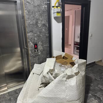 Kurulum Ekibi Çöpleri Evde Bıraktı, Mağaza Yanıt Vermedi