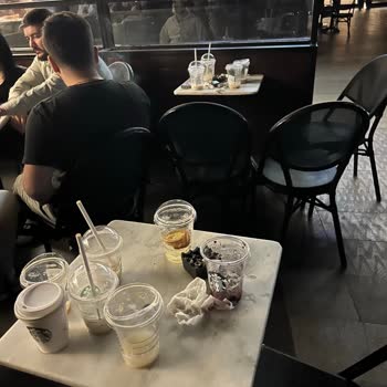 Florya Aqua Starbucks Şubesinde Kirli Masalar Ve Hijyen Sorunu