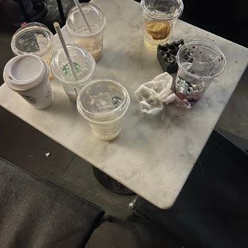 Florya Aqua Starbucks Şubesinde Kirli Masalar Ve Hijyen Sorunu