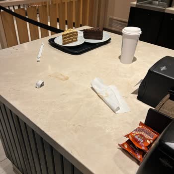 Florya Aqua Starbucks Şubesinde Kirli Masalar Ve Hijyen Sorunu