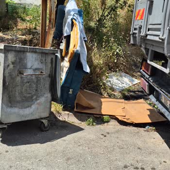 Dürüst Sokakta Çöp Konteyneri Kötü Kokusu Ve Çevre Kirliliği Sorunu