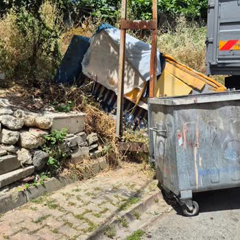 Dürüst Sokakta Çöp Konteyneri Kötü Kokusu Ve Çevre Kirliliği Sorunu