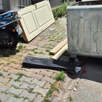 Dürüst Sokakta Çöp Konteyneri Kötü Kokusu Ve Çevre Kirliliği Sorunu