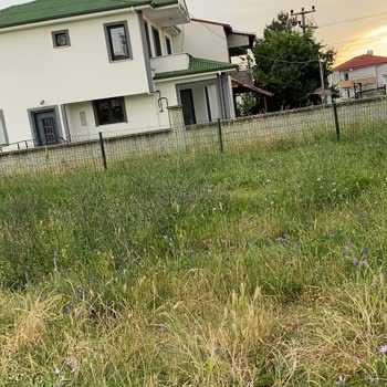 Yeniköy Atatürk Mahallesindeki Parkta Bank Yok, Kırık Oyun Ve Spor Aletleri Ve Aydınlatma Sorunu