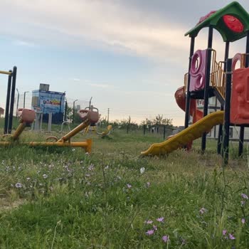 Yeniköy Atatürk Mahallesindeki Parkta Bank Yok, Kırık Oyun Ve Spor Aletleri Ve Aydınlatma Sorunu