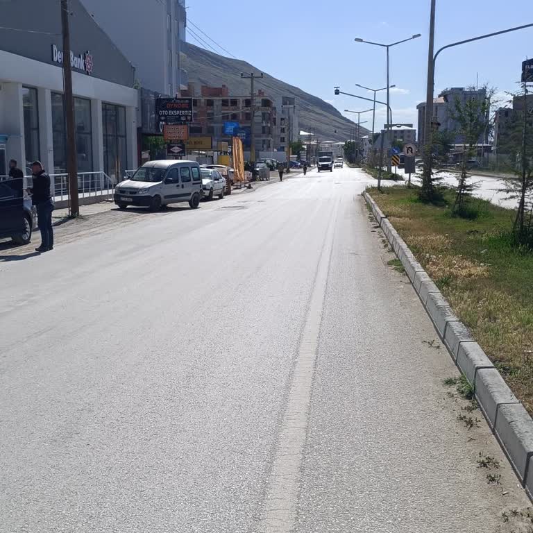 Denizbank Elbistan Şubesi Önünde Araçlar Yolu Kapıyor Ve Güvenlik Riski Oluşturuyor