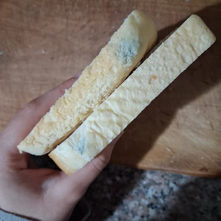 Üsküdar BİM'den Küflü Tost Ekmeği Sağlık Tehlikesi
