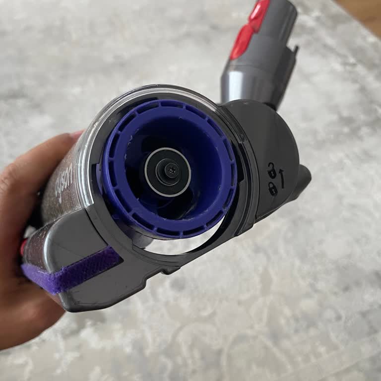 Garanti Kapsamındaki Dyson Süpürgenin Ana Başlığı Çıkarılamıyor, Servis Ücreti İsteniyor