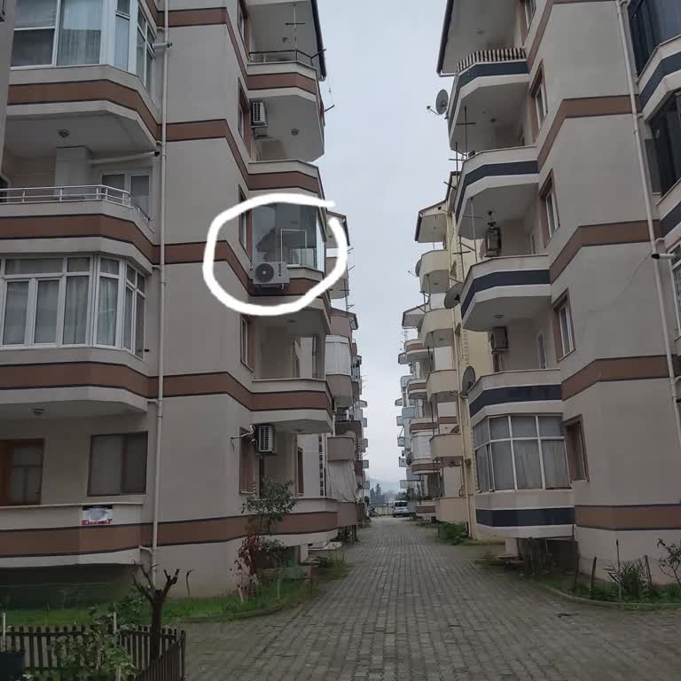 Burhaniye Belediyesi Klima Montajı Balkonlarda Can Güvenliğini Tehlikeye Atıyor