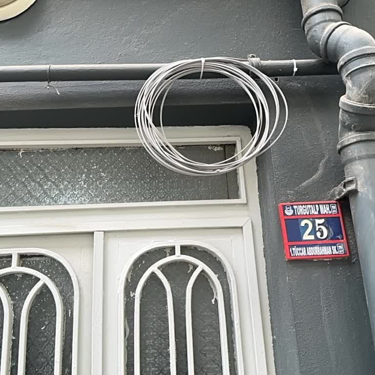 Fiber Altyapı Çalışması Tamamlanmadı, Kablolar Kapımın Önünde Sahipsiz Bırakıldı