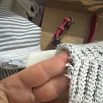 Kalitesiz Yelek: Üçüncü Giyişte Dikişler Atmaya Başladı