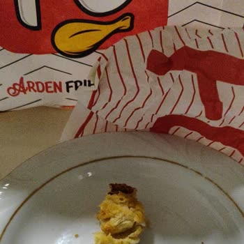 Arden Fried Chicken'de Burgerde Tel Parçası: Hijyen Sorunu