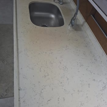 Coante Quartz Mutfak Tezgahının Kısa Sürede Kalıcı Lekelenme Ve Sararması