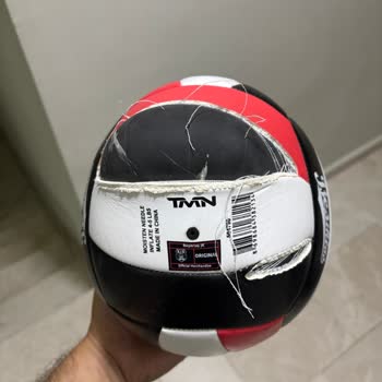 Lisanslı Beşiktaş Voleybol Topunun Kısa Sürede Yırtılması Ve Mağazanın Yardım Etmemesi