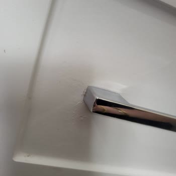Çizik Ve Hasarlı Komodinler İçin Hızlı Değişim Talebi