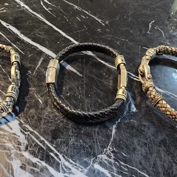 Bilekki 1 Ay İçinde Tamamının Rengi Attı ve Bileklikler Resmen Soyuldu