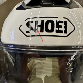 Yüksek Fiyatlı Shoei Kaskta Logo Aşınması Ve Tam Değişim Talebi