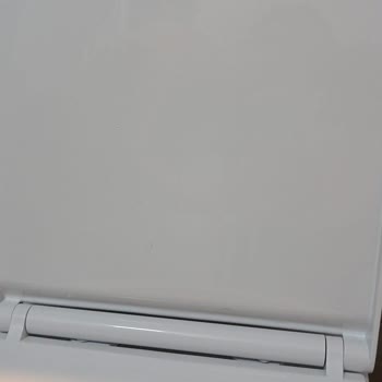 Yeni Klozetin Sifonundan Su Sıçraması Ve Kapağın Su İçinde Kalması