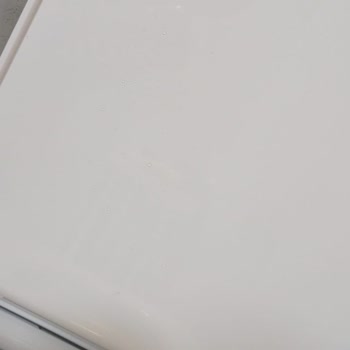 Yeni Klozetin Sifonundan Su Sıçraması Ve Kapağın Su İçinde Kalması