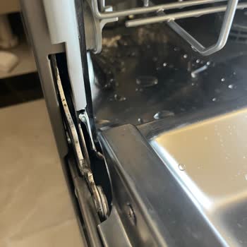 Beko Bulaşık Makinesinde De İkinci Değişimde Sol Taraf Kasma Ve Su Sızıntısı