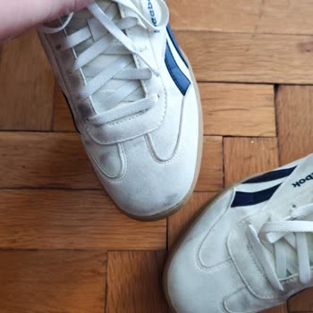 Bej Reebok Sneaker Renk Değişikliği Yaşadı, Aynı Modelde Değişim Talep Ediyor