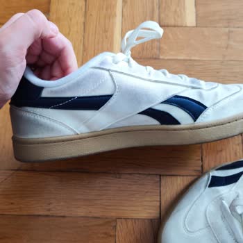 Bej Reebok Sneaker Renk Değişikliği Yaşadı, Aynı Modelde Değişim Talep Ediyor