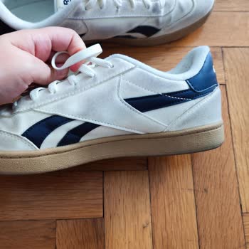 Bej Reebok Sneaker Renk Değişikliği Yaşadı, Aynı Modelde Değişim Talep Ediyor