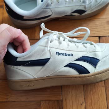 Bej Reebok Sneaker Renk Değişikliği Yaşadı, Aynı Modelde Değişim Talep Ediyor