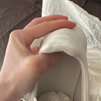Alexander McQueen Sneaker'da Renk Farklılığı Ve Deri Soyulması İade Sürecini Uzatıyor