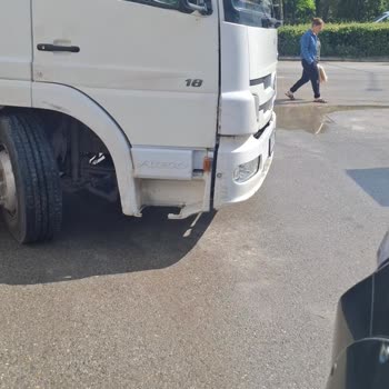 Şok Market Şubesinde Tırların Sokak Girişini Engellemesi Ve Çalışanların Düşmanca Tutumu