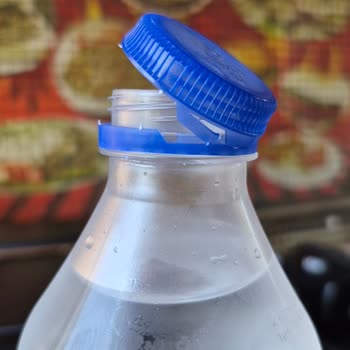 Damla Su Şişelerinin İnce Kapakları Açılmıyor Ve Müşterileri Şikayet Ediyor