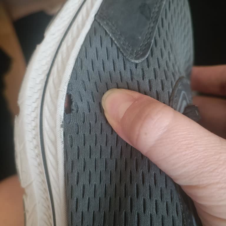 Skechers Slip-ins Ayakkabısının Yanlardan Açılması Ve Ücretsiz Değişim Talebi