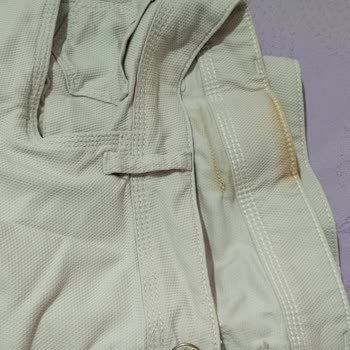 Kemer Boyasının Pantolona Akması Nedeniyle Ücret İadesi Talebi