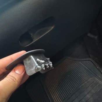 Servis Sonrası Torpido Kırığı Ve Hızlı Yapıştırıcıyla Gizlenmeye Çalışılması