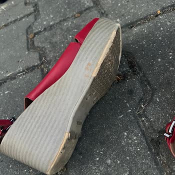 Desa Sandalet Tabanı Patladı Ve Topuk Düşerek Değişim Talebi