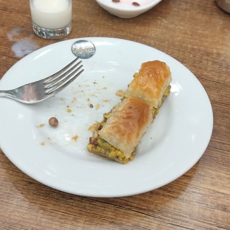 Baklava’da Taş Bulunması Ciddi Sağlık Riski Ve Özür Talebi