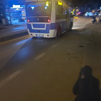 Minibüs Şoförünün Instagram İzlemesi Yolcu Güvenliğini Tehlikeye Attı