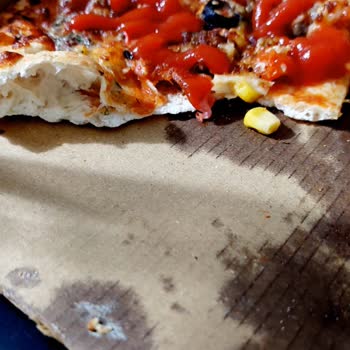 Kalın Hamur Ve Sarımsaklı Kenar Ücretine Rağmen Çiğ Pizza