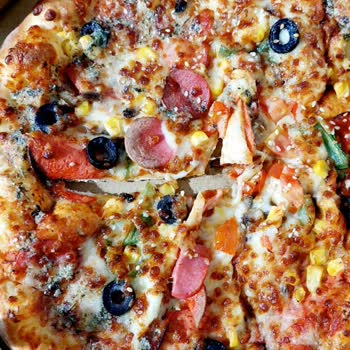 Kalın Hamur Ve Sarımsaklı Kenar Ücretine Rağmen Çiğ Pizza