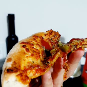 Kalın Hamur Ve Sarımsaklı Kenar Ücretine Rağmen Çiğ Pizza