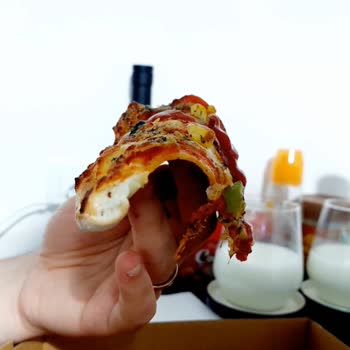 Kalın Hamur Ve Sarımsaklı Kenar Ücretine Rağmen Çiğ Pizza