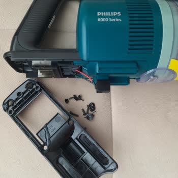 Kırılan Pil Kapağıyla Philips 6000 Dikey Süpürge Malzeme Kalitesi Şikayeti